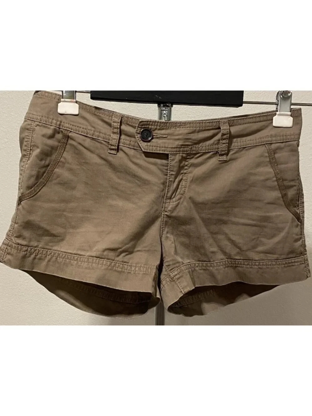 Maurices Womens Size 5/6 Chino Shorts Brown 34X4”